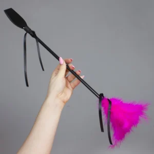 Dwustronny bicz różowe piórko 20piór wytrzymały pręt średnica8mm długość30cm całkowita45cm plastik poliuretan bawełna poliester hiszpański erotyczny